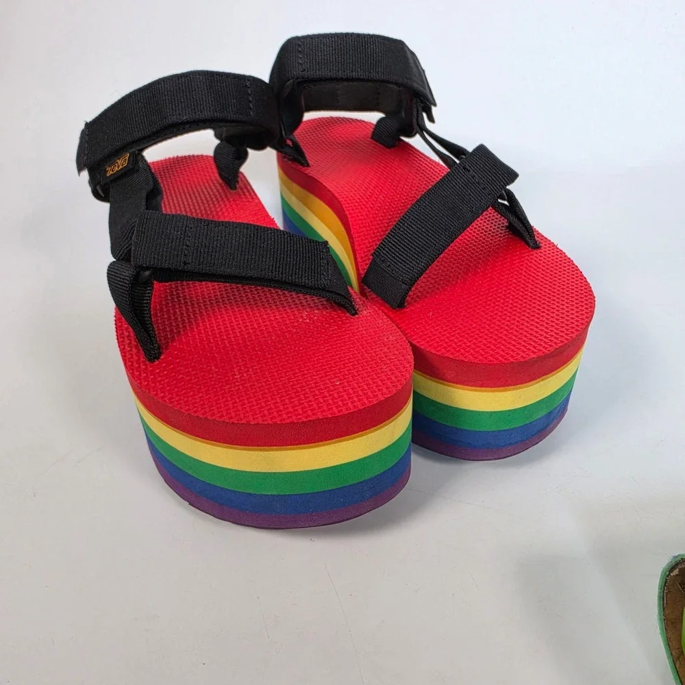 Teva X Tegan Sara Flatform Universal Pride Womens 6 Rainbow Platform Sandals